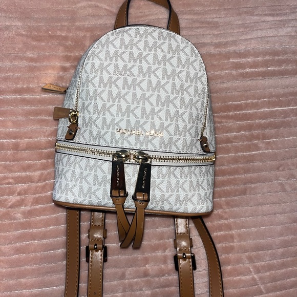 Michael KORS mini back pack in good condition - Picture 2 of 3